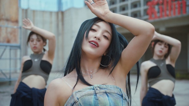 Video Reference: Face, Shoulder, Smile, Muscle, Fashion, Happy, Gesture, Performing arts, Entertainment, Cool