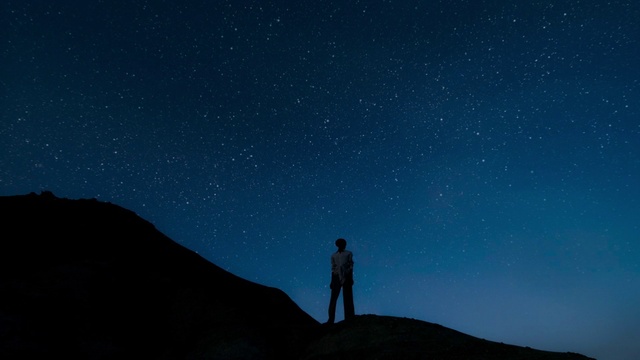 Video Reference: Sky, Atmosphere, Nature, Azure, Natural environment, Natural landscape, Atmospheric phenomenon, Slope, Astronomical object, People in nature