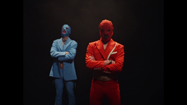 Video Reference: Sleeve, Gesture, Entertainment, Blazer, Performing arts, Event, Suit, Formal wear, Conversation, Audio equipment