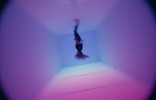 Video Reference: Purple, Sky, Entertainment, Violet, Pink, Flash photography, Magenta, Performing arts, Electric blue, Ceiling