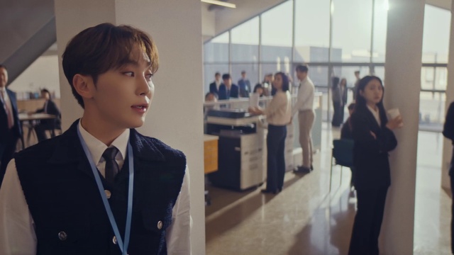 Video Reference: Fashion, Dress shirt, Collar, Tie, School uniform, Event, White-collar worker, Official, Formal wear, Job
