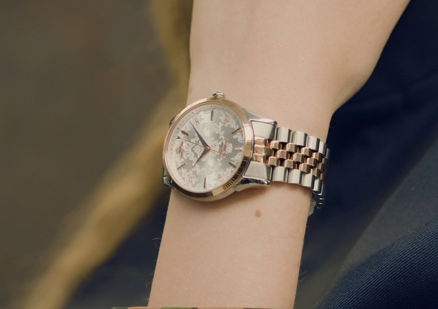 Video Reference: Watch, Analog watch, Gesture, Clock, Finger, Material property, Wrist, Silver, Watch accessory, Jewellery