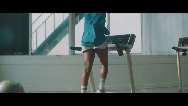 Video Reference: Shoulder, Shorts, Knee, Window, Thigh, Waist, Flash photography, Sportswear, Calf, Human leg