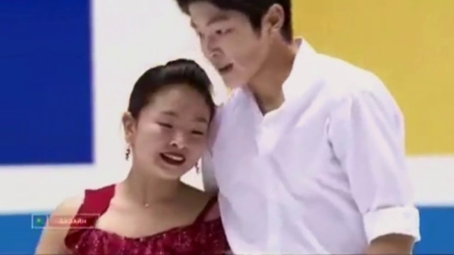 Video Reference: Neck, Sleeve, Gesture, Sharing, Interaction, Happy, Event, Smile, Leisure, T-shirt