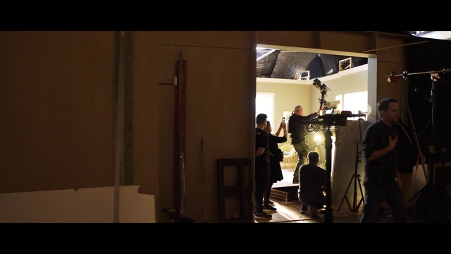 Video Reference: Musician, Entertainment, Music, Musical instrument accessory, Performing arts, Chair, Event, Darkness, Audio equipment, Performance art