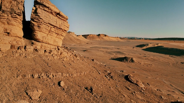 Video Reference: Brown, Sky, Ecoregion, Bedrock, Slope, Terrain, Natural landscape, Formation, Landscape, Aeolian landform