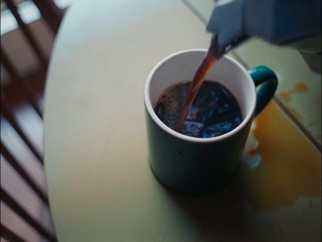 Video Reference: coffee, mug, pouring, drink, beverage, close-up, table, kitchen, home, morning, caffeine