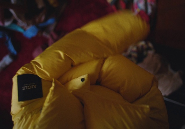 Video Reference: Sleeve, Gesture, Glove, Comfort, Wrist, Human leg, Electric blue, Linens, Personal protective equipment, Room