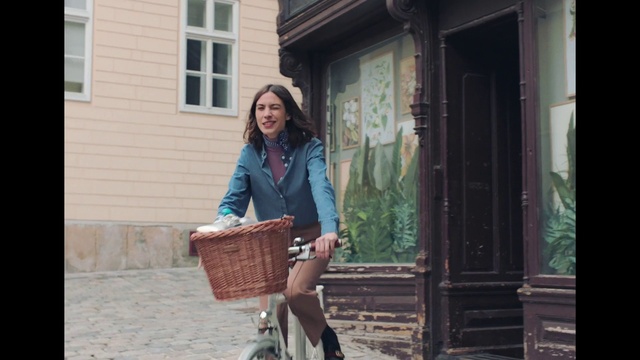 Video Reference: Bicycle basket, Tire, Wheel, Window, Street fashion, Bicycle wheel, Luggage and bags, Bag, Waist, Travel