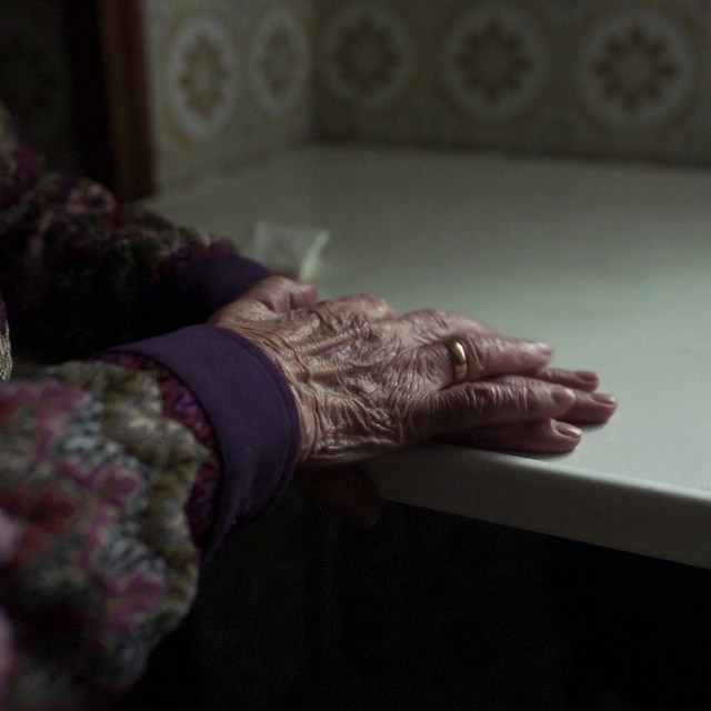 Video Reference: Textile, Sleeve, Mammal, Gesture, Finger, Wrist, Nail, Thumb, Human leg, Magenta