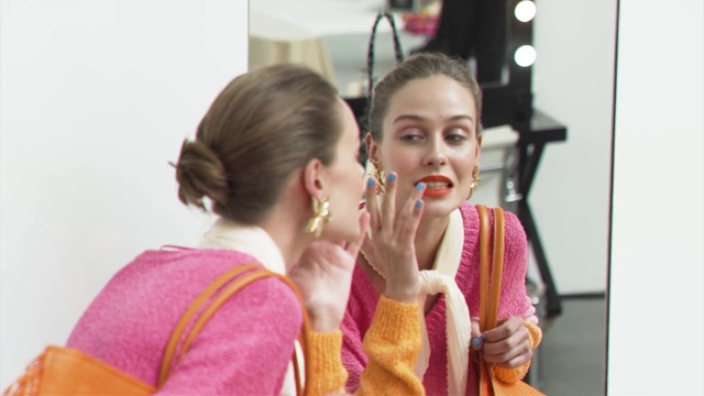 Video Reference: Hand, Neck, Eyelash, Ear, Gesture, Happy, Fashion design, Street fashion, Leisure, Jewellery