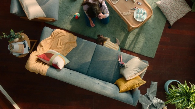 Video Reference: Comfort, Textile, Couch, Wood, Flooring, Linens, Outdoor furniture, Leisure, Hardwood, Pillow