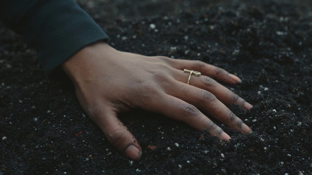 Video Reference: Body jewelry, Nail polish, Gesture, Finger, Nail care, Grey, Grass, Thumb, Nail, Blood vessel