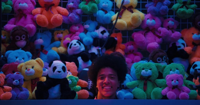 Video Reference: Smile, Vertebrate, Light, Blue, Green, Purple, Natural environment, Organism, Textile, Mammal