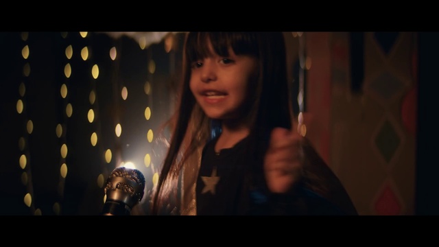 Video Reference: Flash photography, Smile, Gesture, Entertainment, Fun, Music artist, Happy, Bangs, Space, Event