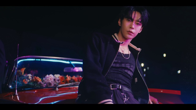 Video Reference: Purple, Musician, Performing arts, Music, Entertainment, Music artist, Magenta, Artist, Visual effect lighting, Audio equipment