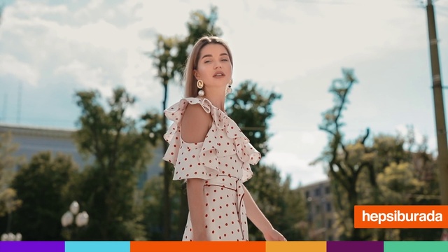 Video Reference: Sky, Cloud, Plant, Dress, Flash photography, People in nature, Happy, Tree, Fawn, Grass