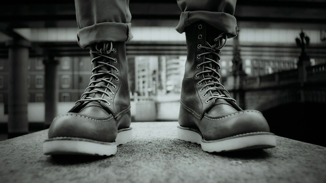 Video Reference: Footwear, Jeans, Shoe, Hand, White, Vertebrate, Leg, Black, Human body, Outdoor shoe