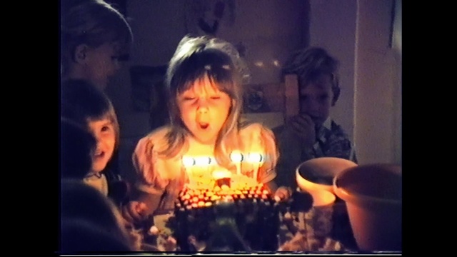 Video Reference: Candle, Flash photography, Happy, Heat, Event, Fun, Birthday cake, Sharing, T-shirt, Entertainment