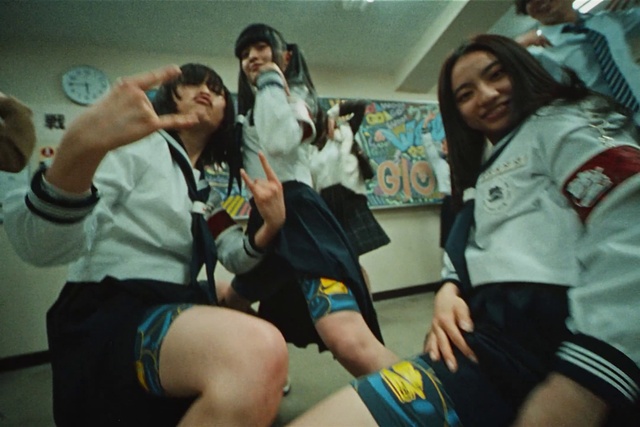 Video Reference: Face, Shorts, Shirt, Leg, Sports uniform, Gesture, Social group, Thigh, Hat, Player