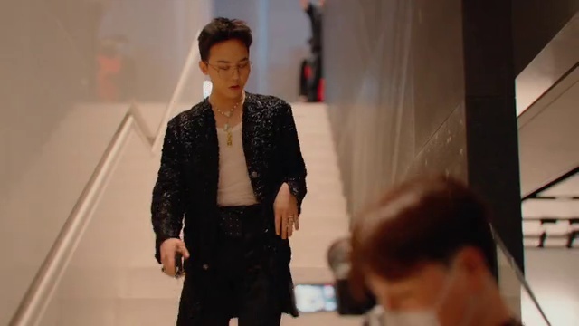 Video Reference: Sleeve, Waist, Fashion design, Blazer, Formal wear, Event, Jewellery, White-collar worker, Job, Fashion model