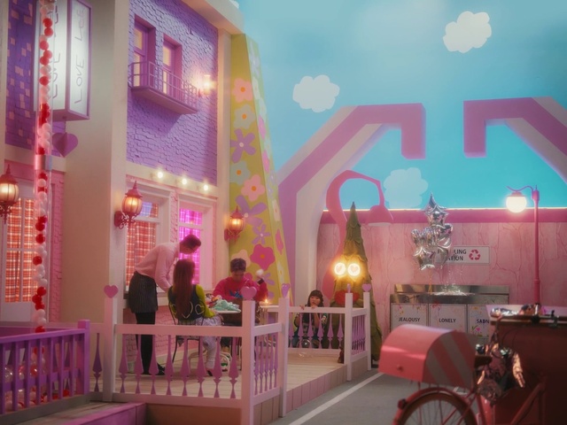 Video Reference: Property, Tire, Light, Wheel, Bicycle wheel, Decoration, Purple, Lighting, Interior design, Pink