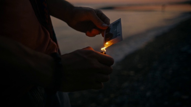 Video Reference: Hand, Gesture, Finger, Fire, Flame, Gas, Wood, Heat, Darkness, Automotive lighting