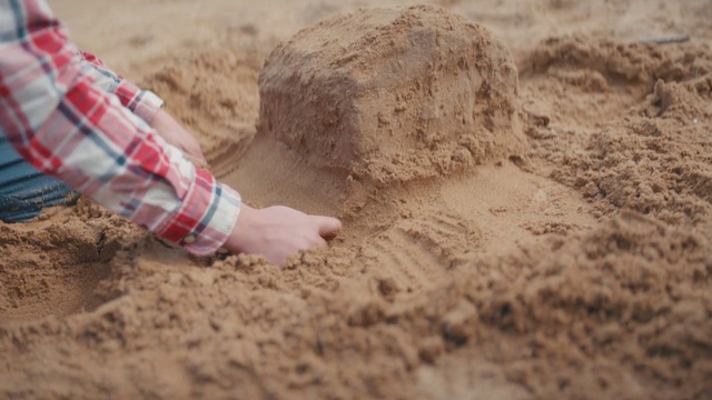 Video Reference: Hand, People in nature, Recreation, Building sand castles, Fun, Soil, Hat, Beach, Mixture, Human leg