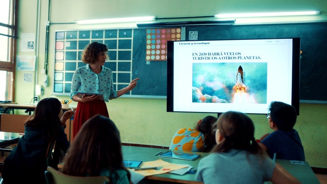 Video Reference: Table, Organism, Adaptation, T-shirt, Teacher, Class, Presentation, Event, Sharing, Chair