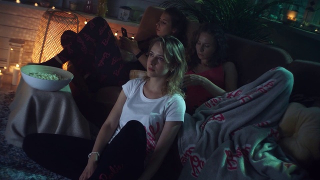 Video Reference: Purple, Black, Interaction, Social group, Leisure, Community, Fun, Eyewear, Grass, Event