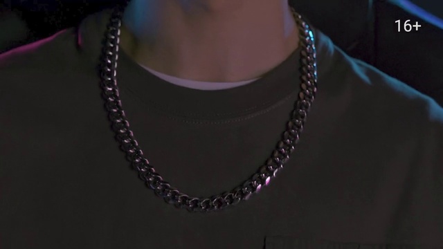 Video Reference: Neck, Natural material, Sleeve, Grey, Body jewelry, Necklace, Jewellery, Electric blue, Metal, Fashion accessory
