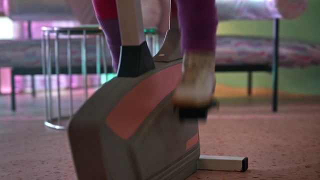 Video Reference: Leg, Human body, Flooring, Thigh, Wood, Floor, Knee, Red, Foot, Hardwood