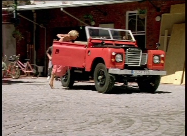 Video Reference: Wheel, Tire, Automotive parking light, Land vehicle, Vehicle, Window, Motor vehicle, Tread, Automotive tire, Automotive design