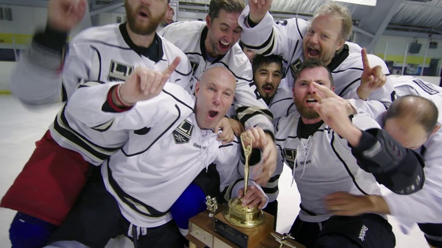 Video Reference: Sports uniform, Muscle, Jersey, Shorts, Sports jersey, Smile, Player, Gesture, T-shirt, Fan