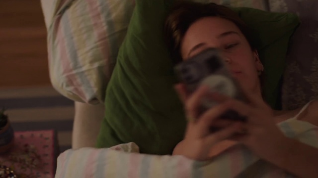 Video Reference: Shoulder, Mouth, Comfort, Neck, Gesture, Elbow, Thumb, Chest, Thigh, Human leg