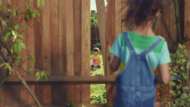 Video Reference: Plant, Nature, Sleeve, Mammal, Grass, Wood, T-shirt, Adaptation, Fence, Wood stain