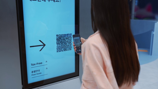 Video Reference: Gadget, Display device, Electronic device, Multimedia, Event, Computer, Eyelash, Job, Electric blue, Presentation