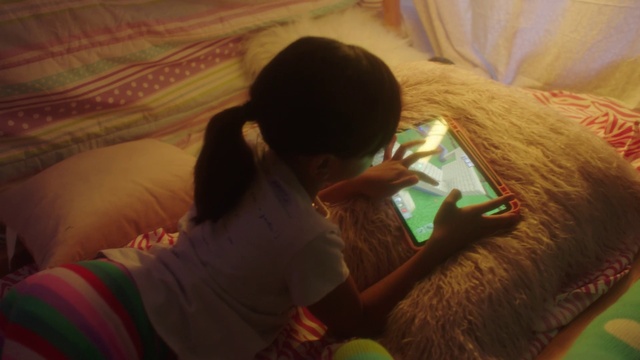 Video Reference: Comfort, T-shirt, Finger, Fun, Leisure, Wood, Happy, Elbow, Linens, Child