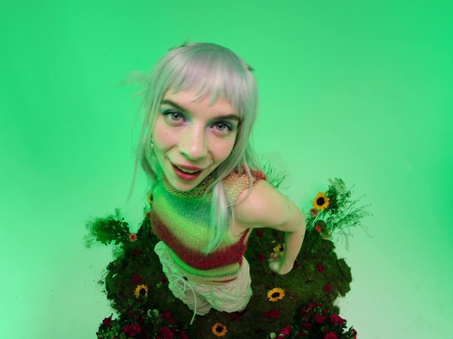 Video Reference: Hair, Smile, Arm, Green, People in nature, Flash photography, Eyelash, Happy, Jewellery, Bangs