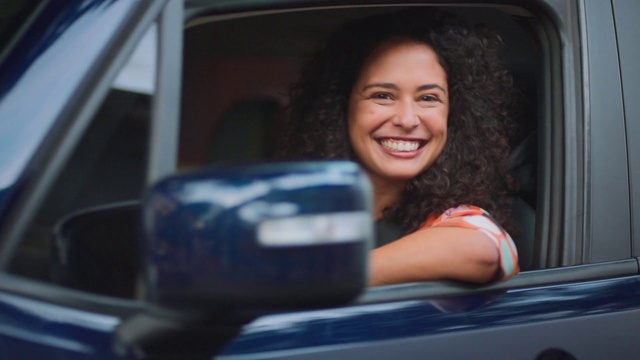 Video Reference: Smile, Hairstyle, Motor vehicle, Automotive design, Vehicle, Automotive mirror, Automotive exterior, Mode of transport, Vehicle door, Window