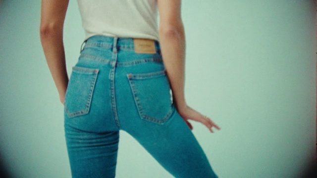 Video Reference: Jeans, Joint, Outerwear, Leg, Azure, Human body, Textile, Sleeve, Knee, Waist