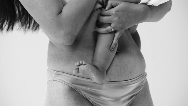 Video Reference: Joint, White, Gesture, Thigh, Finger, Undergarment, Knee, Abdomen, Waist, Trunk