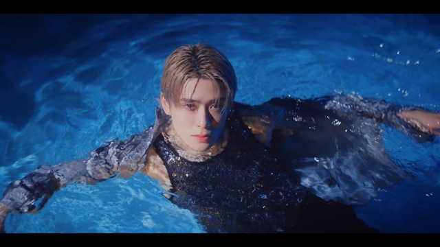 Video Reference: Water, Flash photography, Swimming pool, Recreation, Fun, Electric blue, Leisure, Personal protective equipment, Happy, Wave