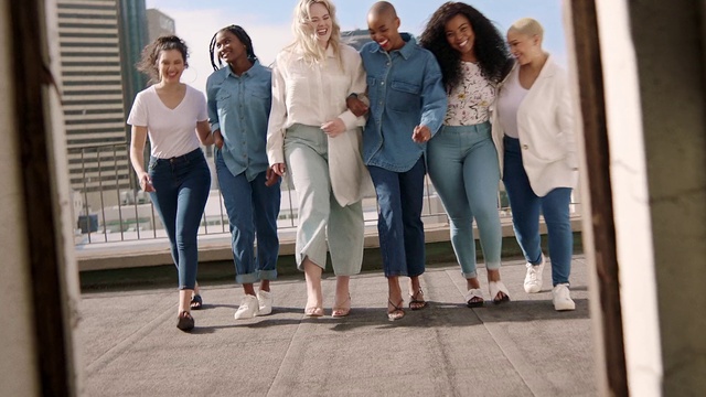 Video Reference: Leg, Sky, Smile, Standing, Gesture, Happy, Social group, Leisure, Waist, Fun