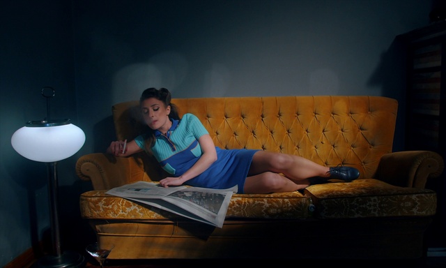 Video Reference: Leg, Comfort, Flash photography, Couch, Thigh, Knee, Flooring, Leisure, Human leg, Electric blue