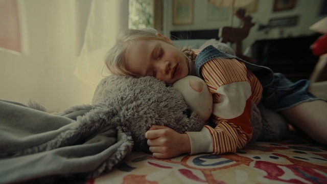 Video Reference: Joint, Shoulder, Comfort, Textile, Couch, Happy, Flooring, Floor, Wood, Thigh