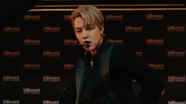 Video Reference: Microphone, Outerwear, Coat, Flash photography, Music, Entertainment, Audio equipment, Blazer, Jacket, Music artist