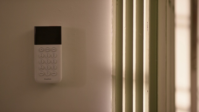 Video Reference: Wood, Communication Device, Rectangle, Display device, Gadget, Telephony, Room, Number, Font, Temperature