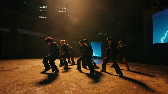 Video Reference: Entertainment, Performing arts, Event, Flash photography, Performance art, Stage, Choreography, Darkness, Leisure, Fun