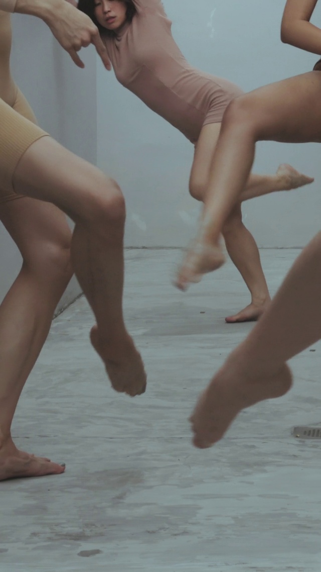 Video Reference: Joint, Leg, Knee, Thigh, Calf, Gesture, Finger, Flooring, People on beach, Barefoot